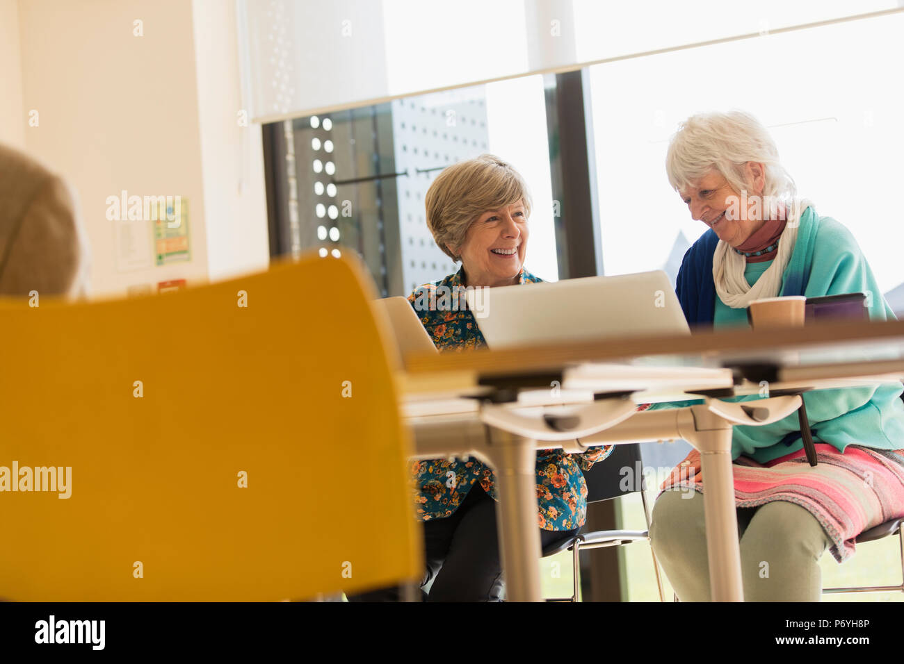 Senior imprenditrici utilizzando computer portatili in sala conferenza incontro Foto Stock