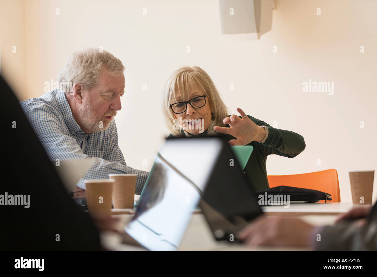Senior business persone utilizzando laptop in sala conferenza incontro Foto Stock