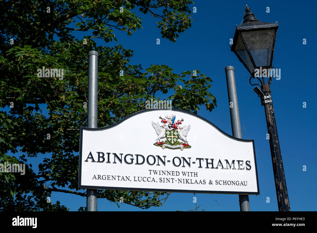 Abingdon-on-Thames town segno con letti i nomi di città, Oxfordshire, England, Regno Unito Foto Stock