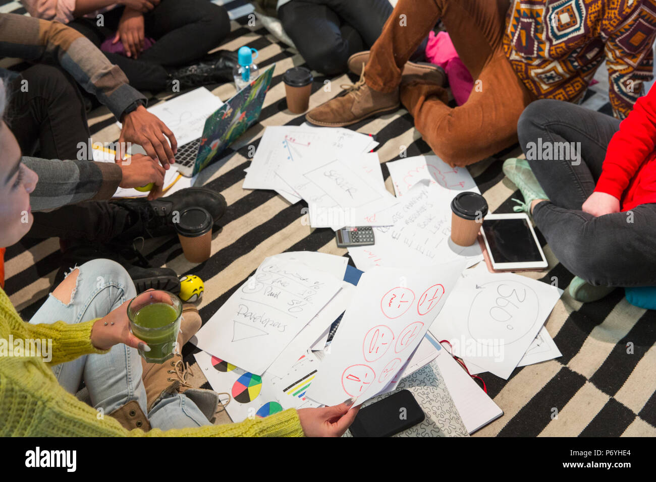 Creative persone business meeting, il brainstorming in cerchio sul pavimento Foto Stock