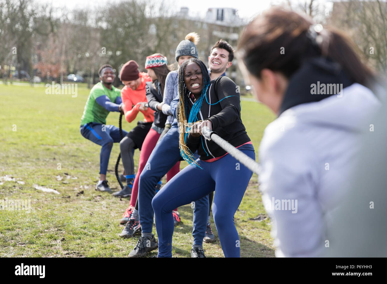 Squadra determinata tirando la corda in Tug-of-War in posizione di parcheggio Foto Stock