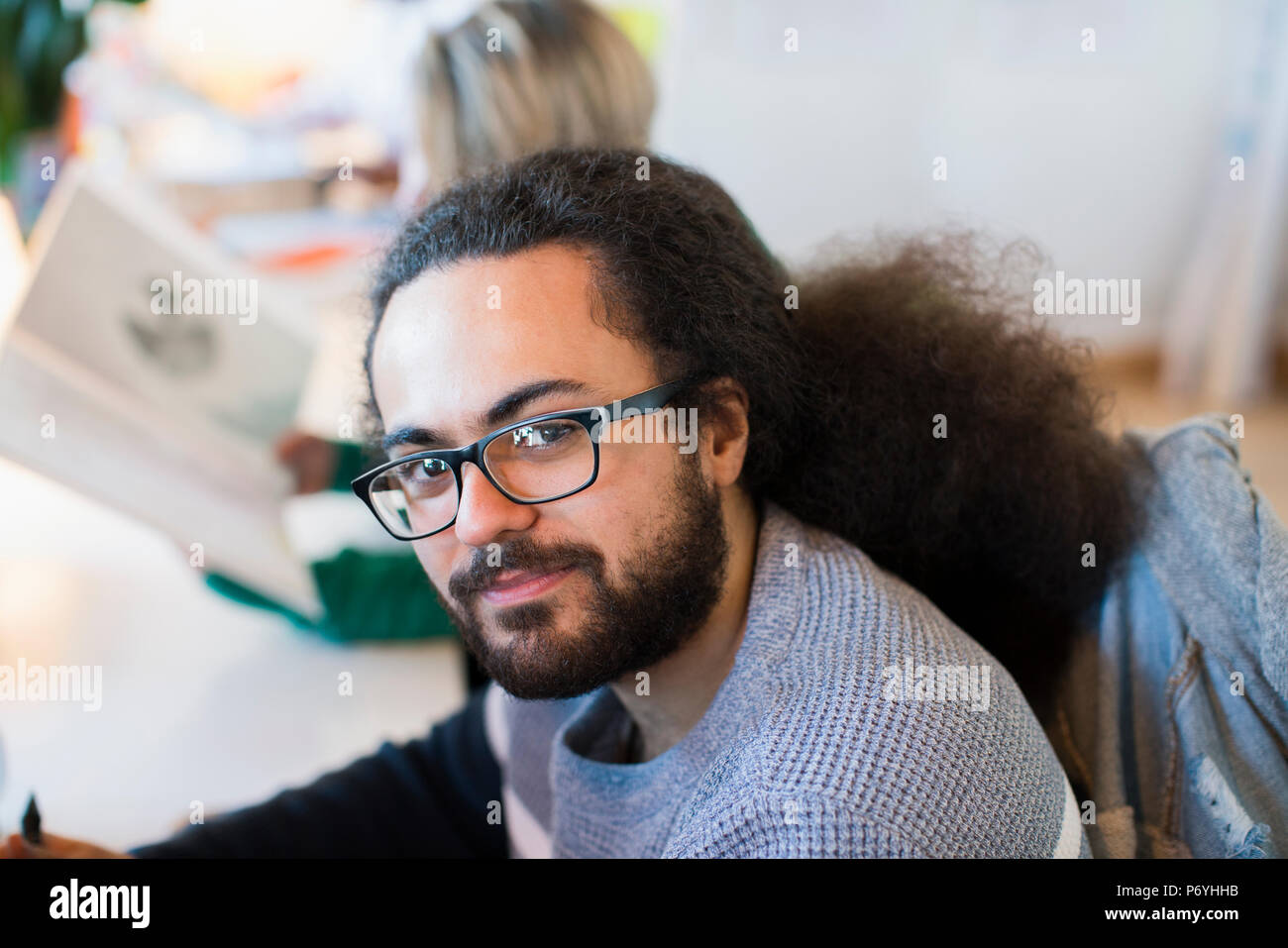 Ritratto sorridente, imprenditore fiducioso Foto Stock