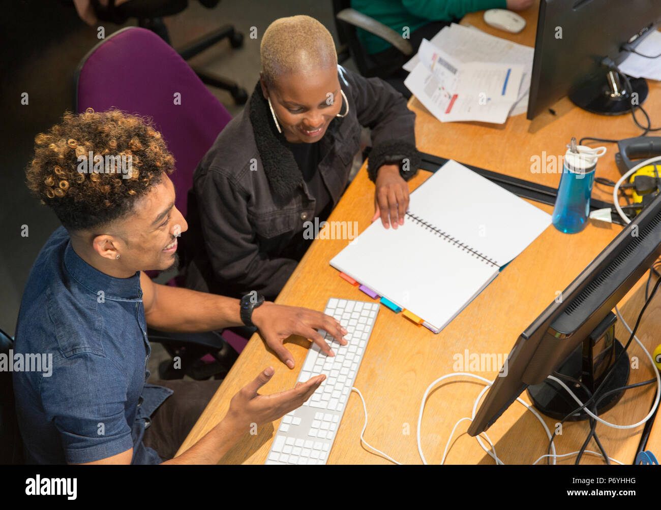 Attività creativa di persone che lavorano, incontro al computer in ufficio Foto Stock