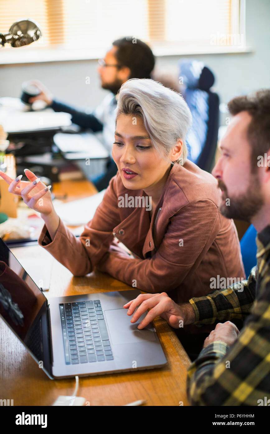 Azienda creativa incontro di persone che lavora al computer portatile Foto Stock