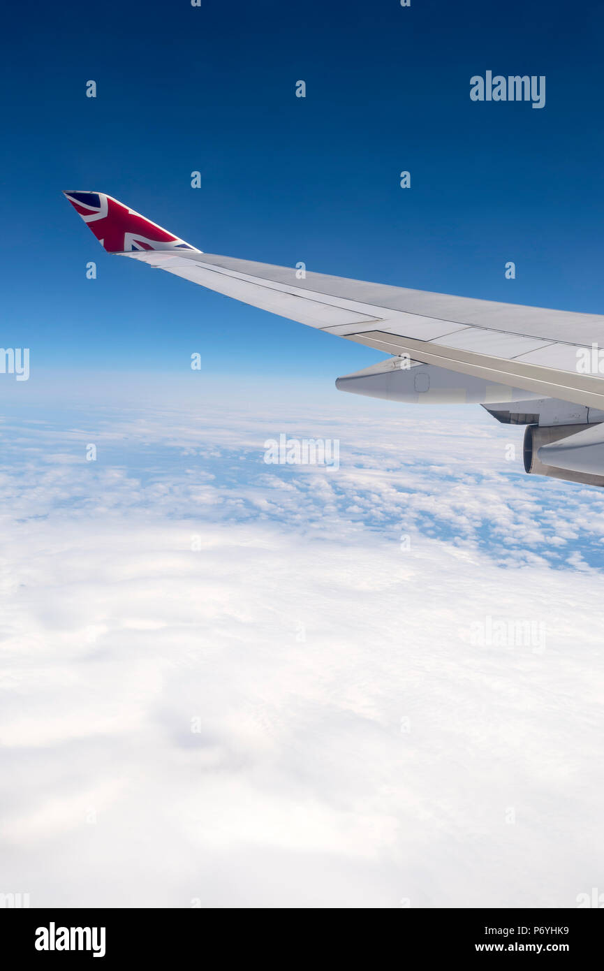 Vista dalla finestra aereo del velivolo ala e motore con cloudscape Foto Stock
