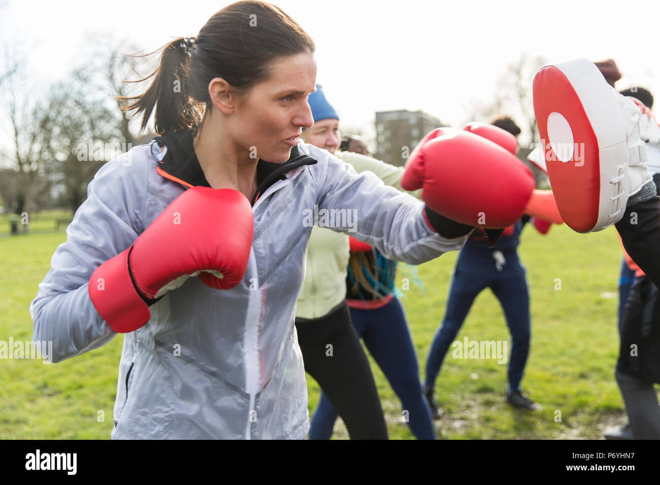 Determinato, resistente donna boxe in posizione di parcheggio Foto Stock