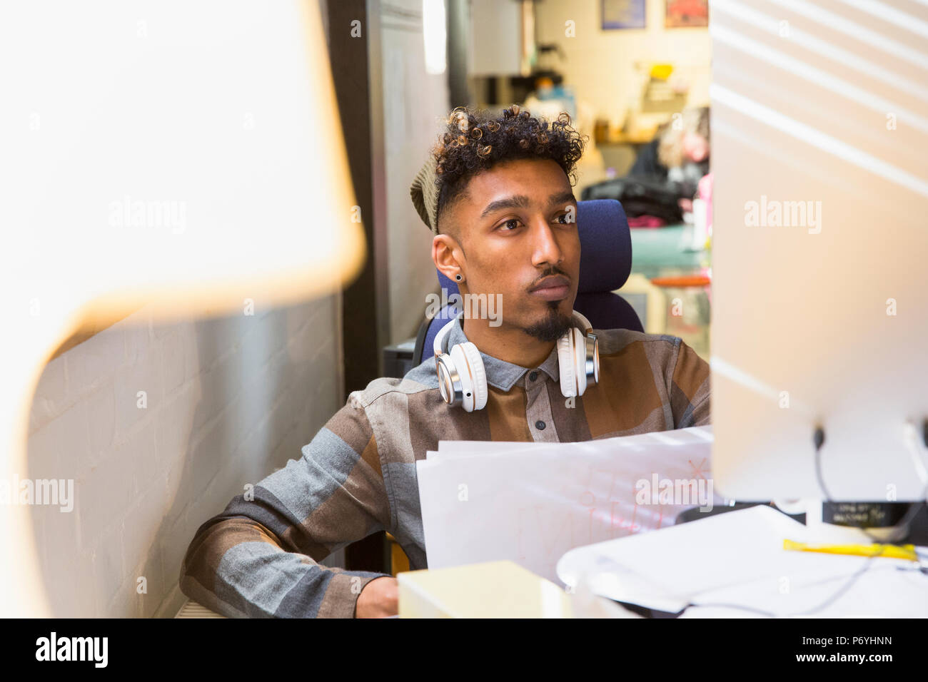 Focused creative imprenditore lavora al computer in ufficio Foto Stock