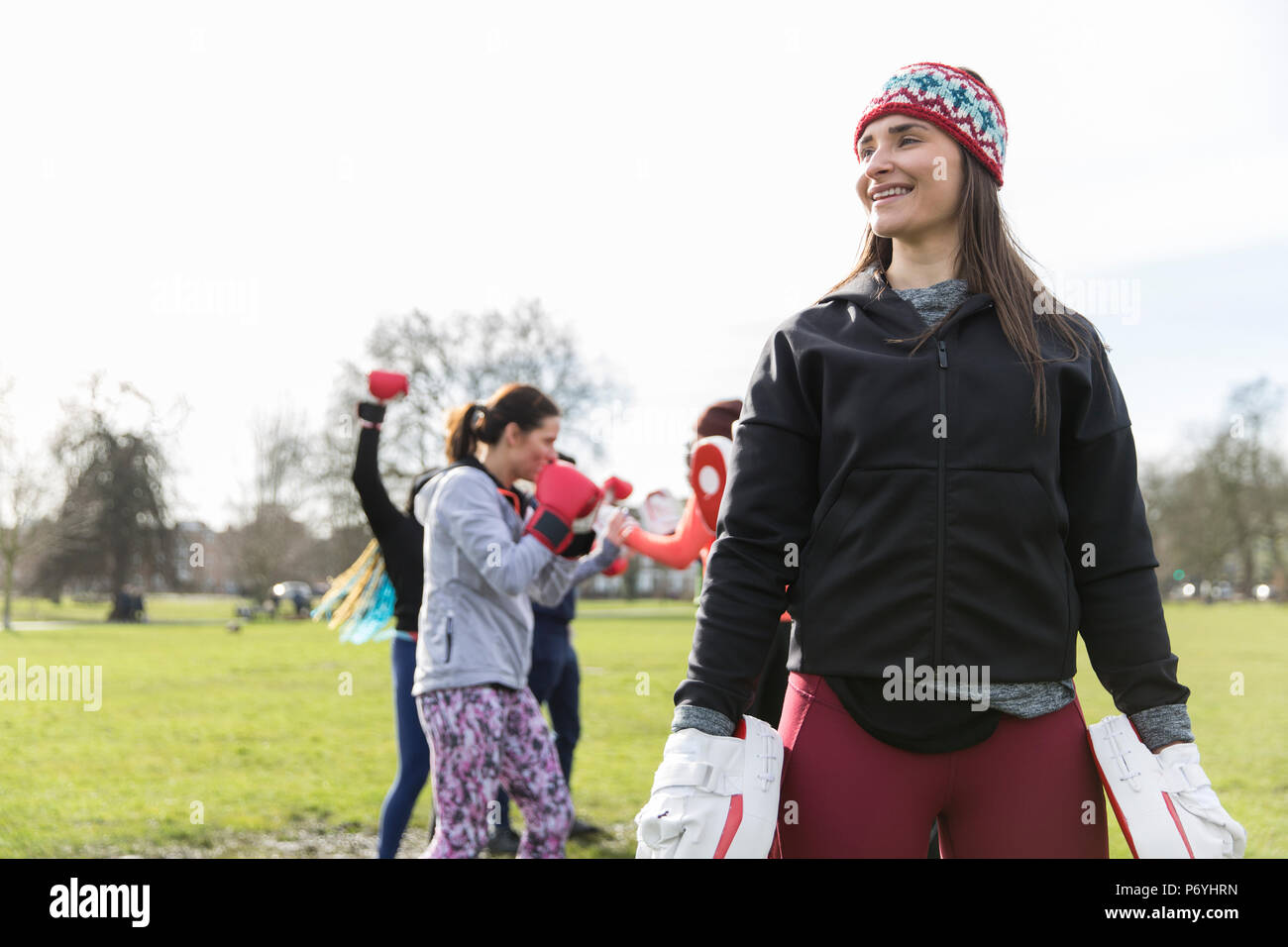 Sorridente, fiducioso donna boxe in posizione di parcheggio Foto Stock