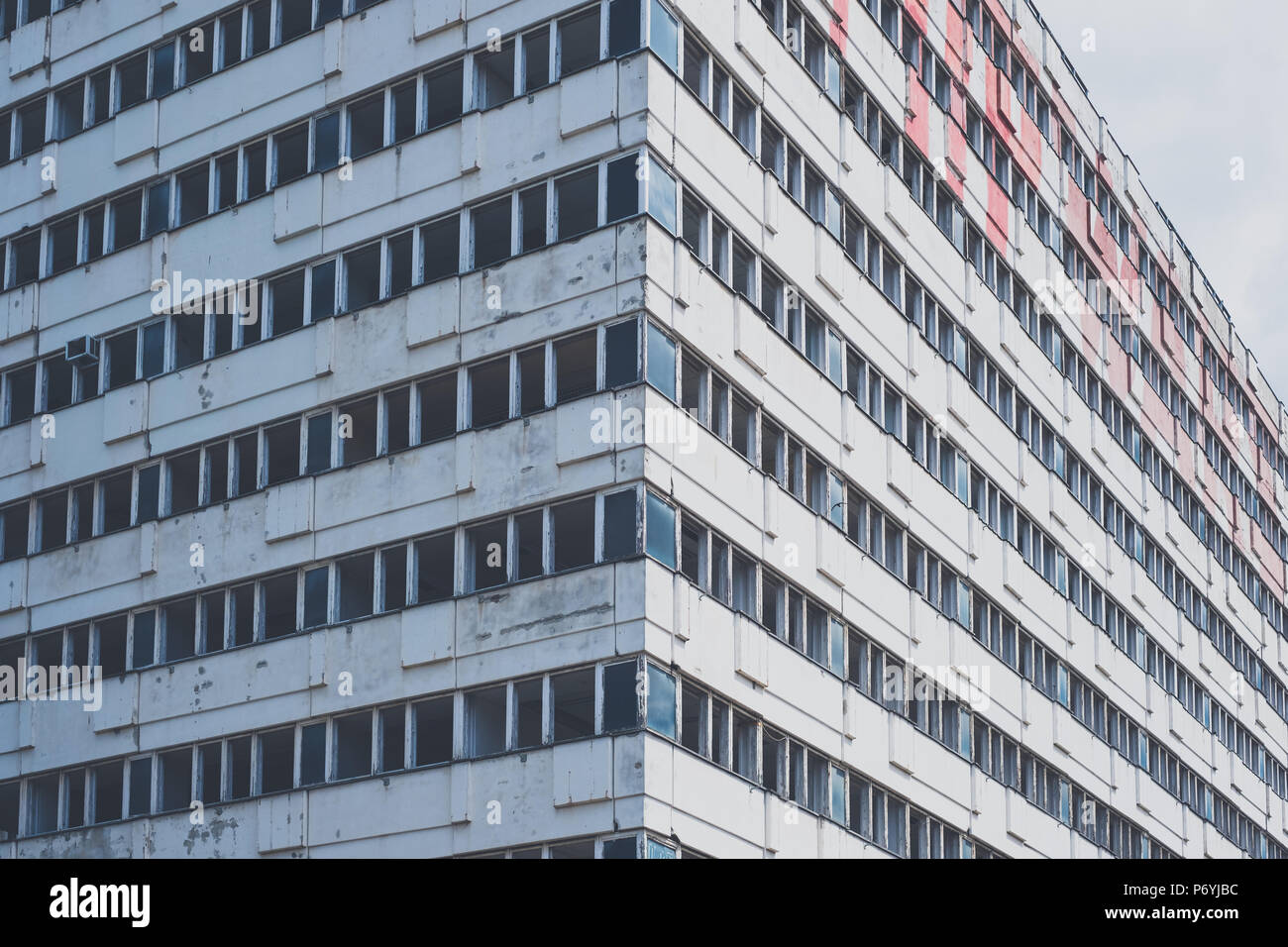 Edificio abbandonato - facciata di edificio della casa vuota, Foto Stock