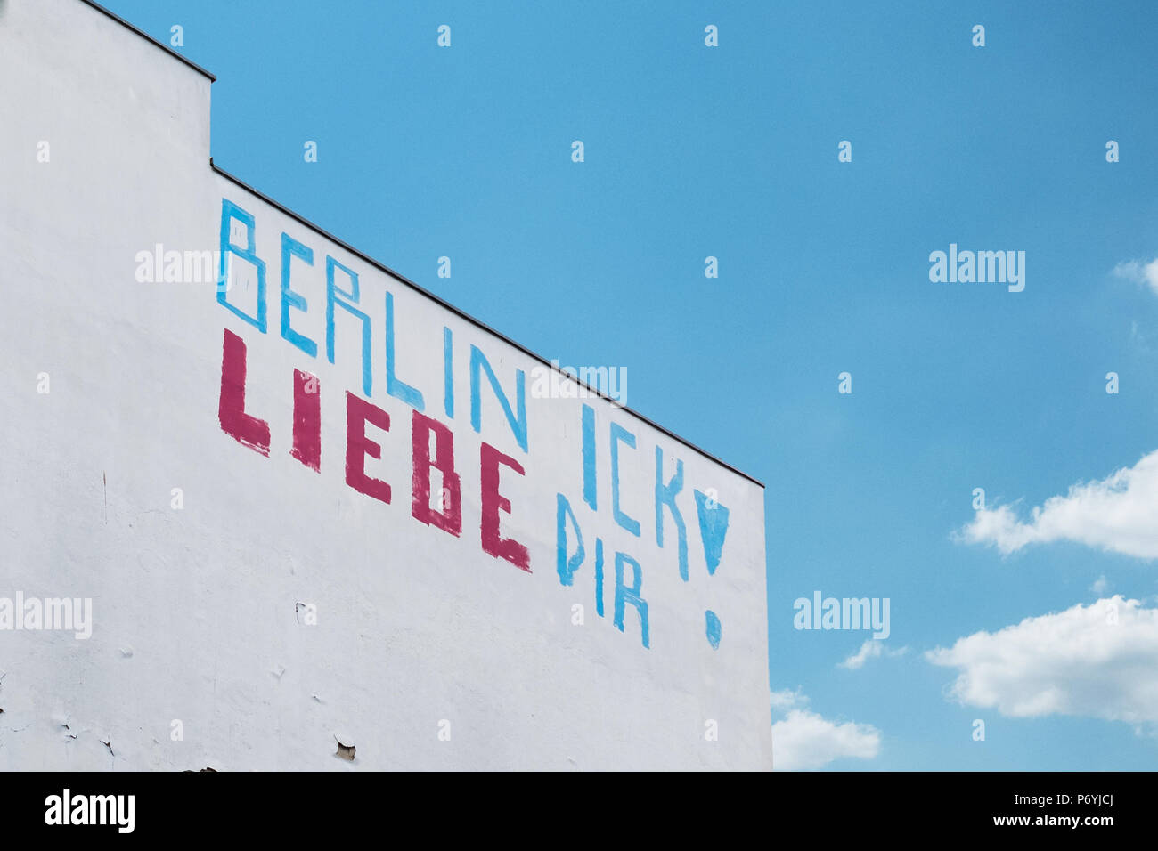 Berlino, Germania - Giugno 2018: Graffiti slogan sulla facciata di edificio dicendo: Berlino, ti amo (tedesco: Berlino Ick liebe Dir) Foto Stock