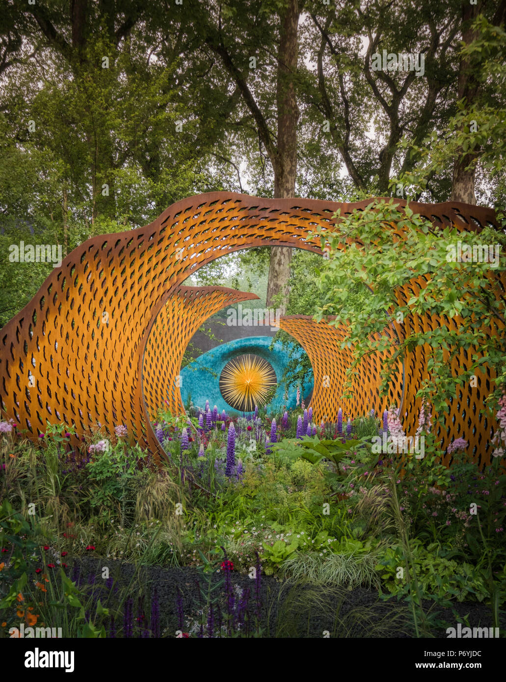 Il David Harbor e Savills giardino al Chelsea Flower Show di Londra, Regno Unito. Foto Stock