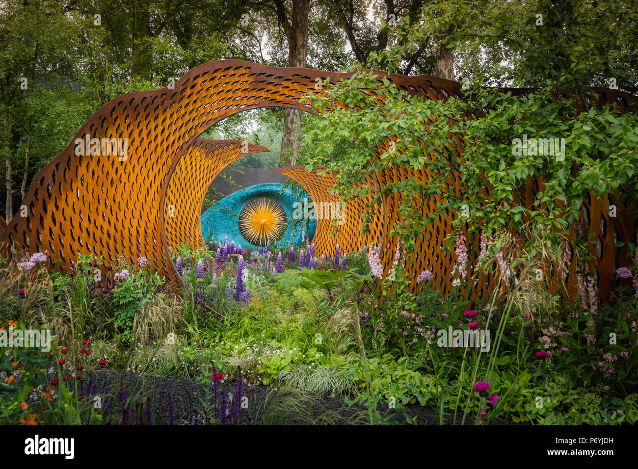 Il David Harbor e Savills giardino al Chelsea Flower Show di Londra, Regno Unito. Foto Stock