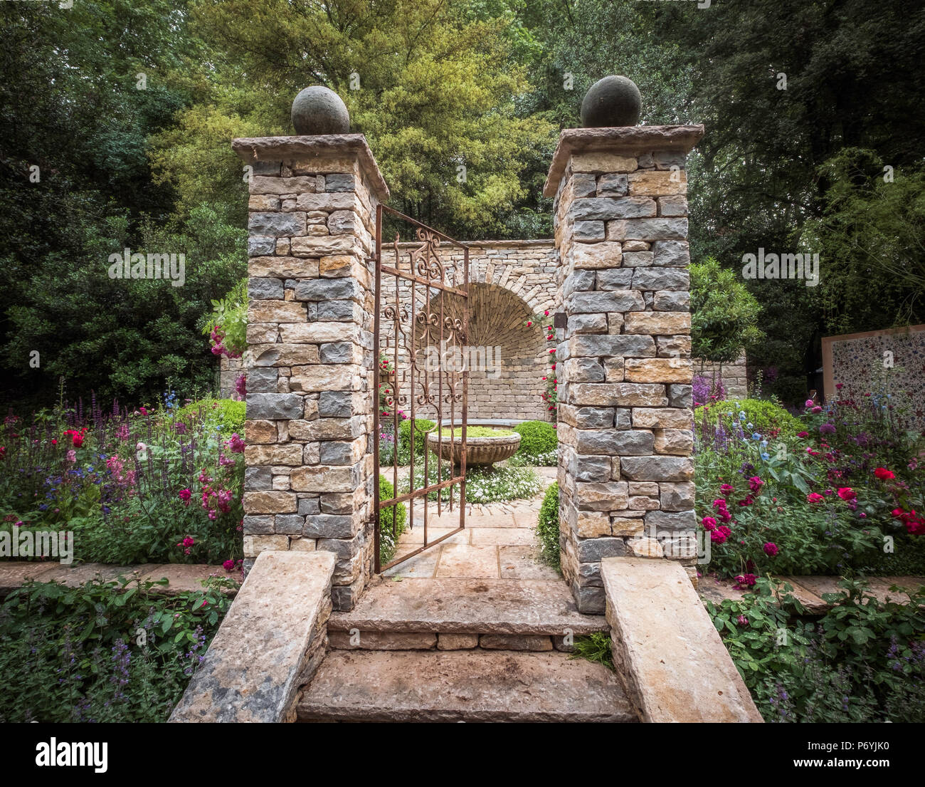 Le rivendicazioni ragazzi: un grande giardino inglese al Chelsea Flower Show a Londra, Regno Unito. Foto Stock