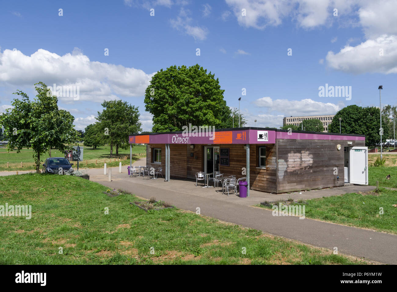 L'Avamposto Café, una singola unità di piani, adiacente alla struttura di pattino-park di mezza estate prato, Northampton, Regno Unito Foto Stock