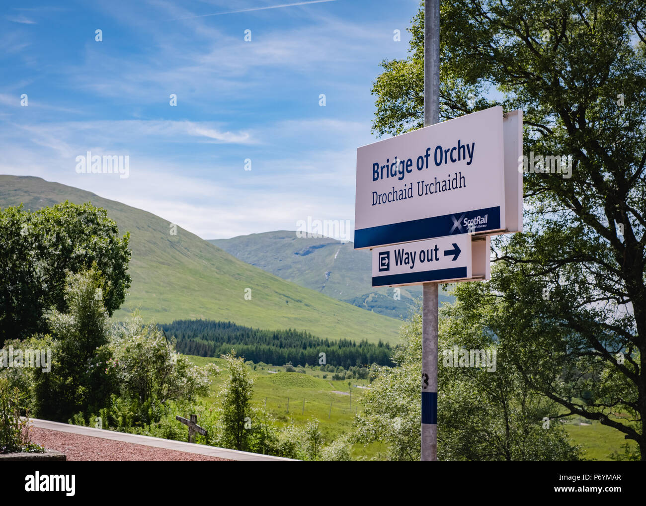 Segno della stazione presso la bellissima scenic Bridge of Orchy stazione sul West Highland la linea ferroviaria, in una giornata di sole in giugno 2018 Foto Stock