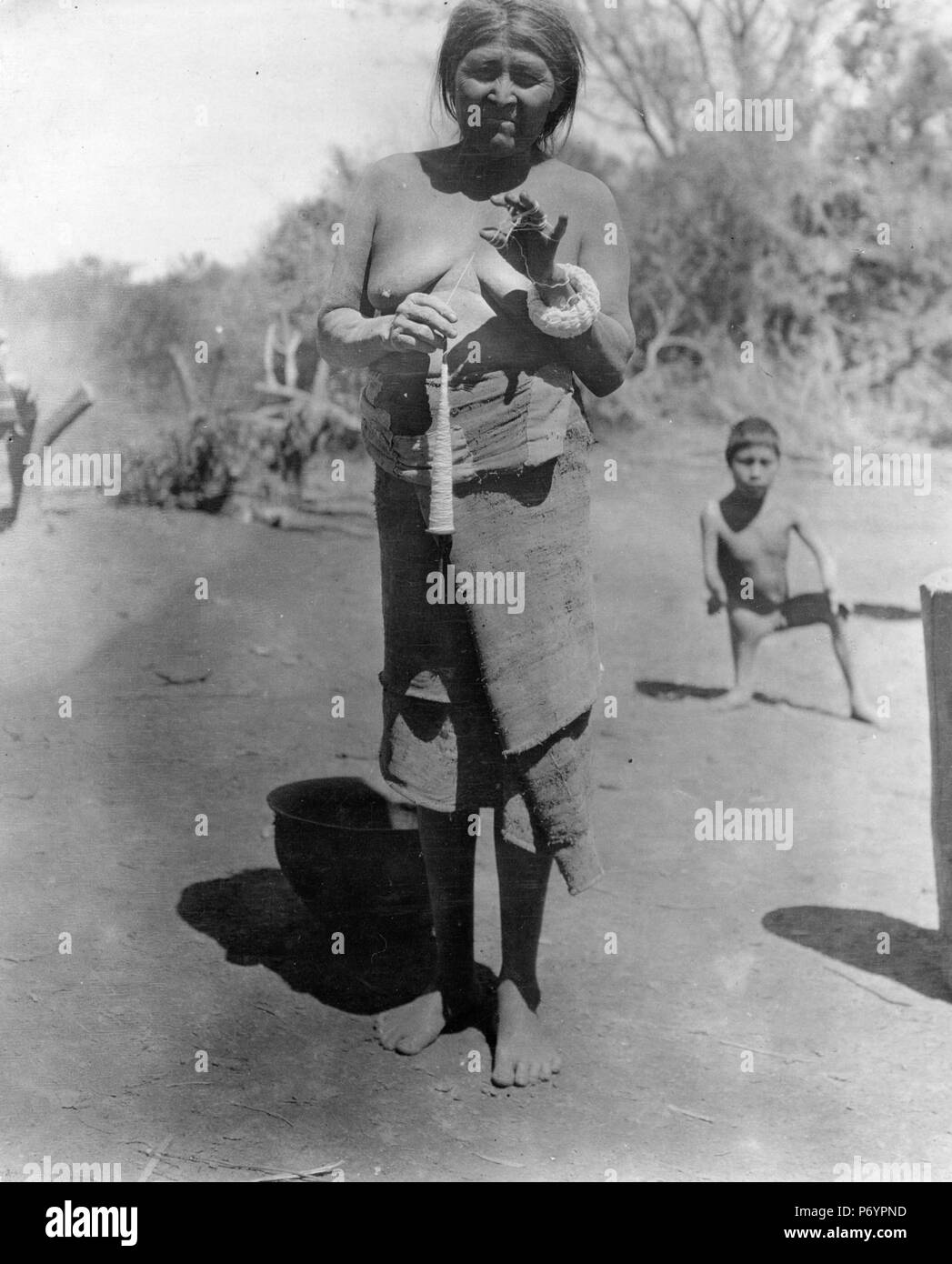 213 Spinnande kvinna. Lokal, Bolivia. Stam, Chané. Sydamerika - SMVK - 004980 Foto Stock