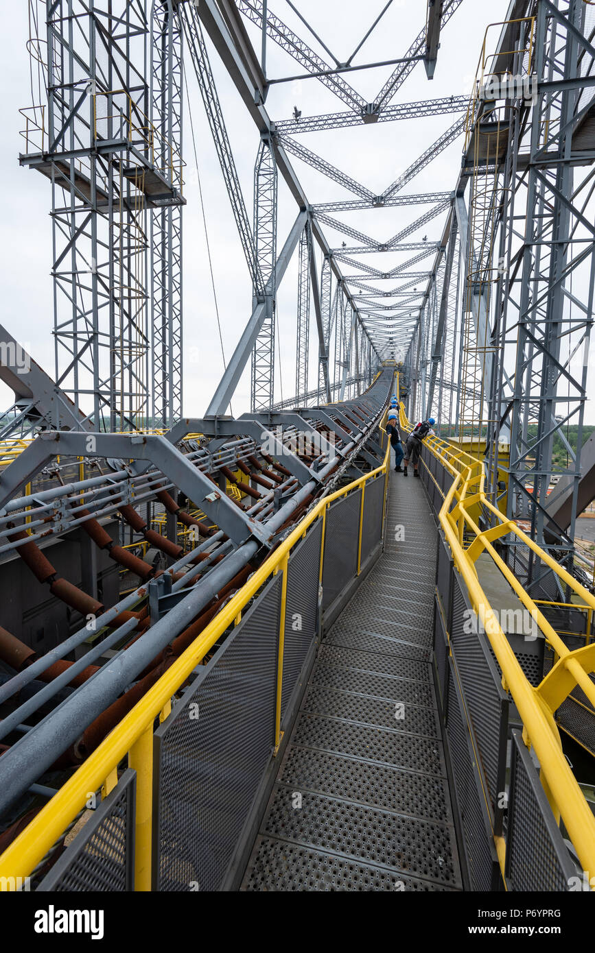 F60 è la denominazione della serie di cinque sovraccaricare i ponti di trasportatore utilizzato in carbone marrone (lignite) miniere a cielo aperto nei bacini Lusatian in Germania. Foto Stock