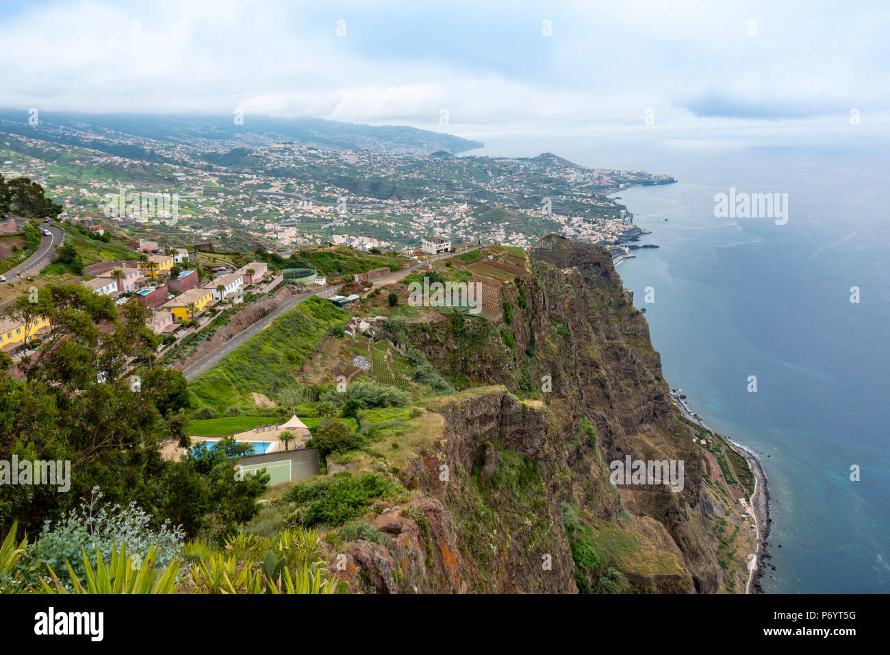 Vista dal Cabo Girao Skywalk guardando Funchal in Madeira Foto Stock