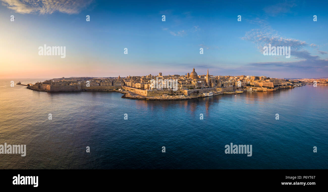 La Valletta, Malta - Antenna skyline panoramico di La Valletta a sunrise di Nostra Signora del Monte Carmelo e la chiesa di San Paolo Cattedrale Anglicana Foto Stock