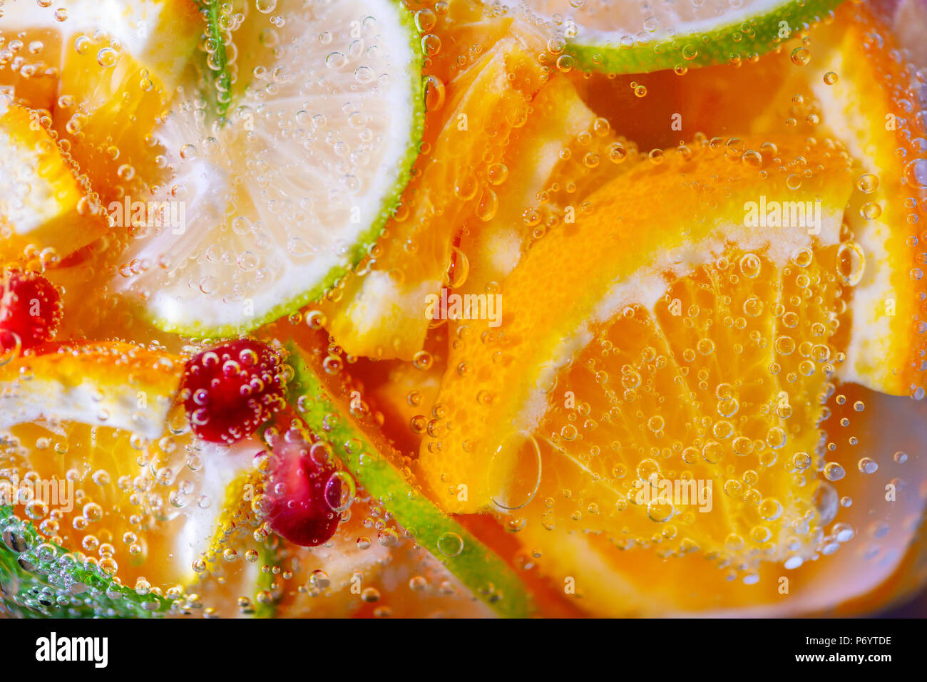 Disegno alla moda con limonata agrumi e menta come sfondo, concetto di mangiare sano Foto Stock