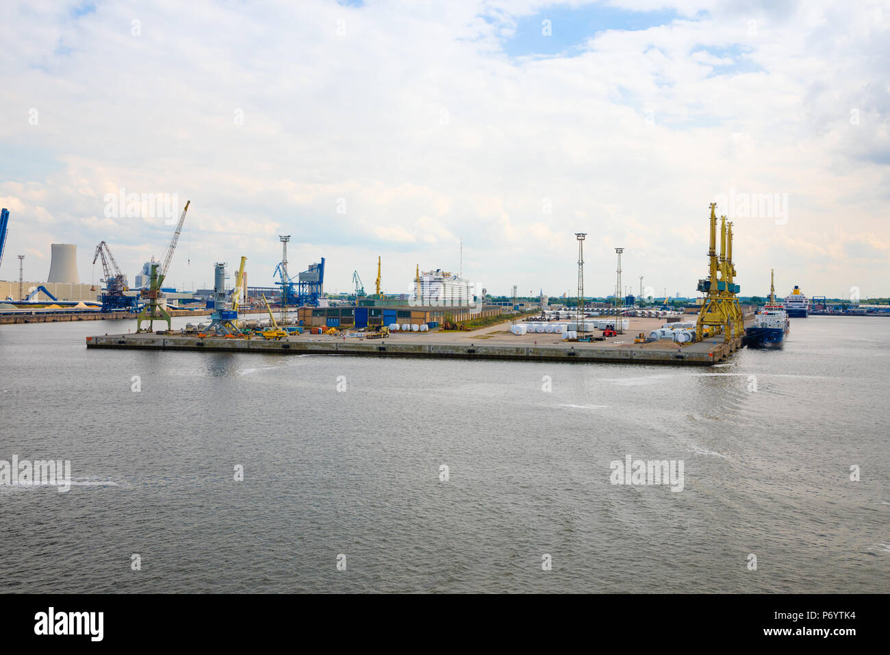 Rostock, Germania - 17.06.2018: impianto portuale con gru e cantiere navale nel porto di Rostock Foto Stock