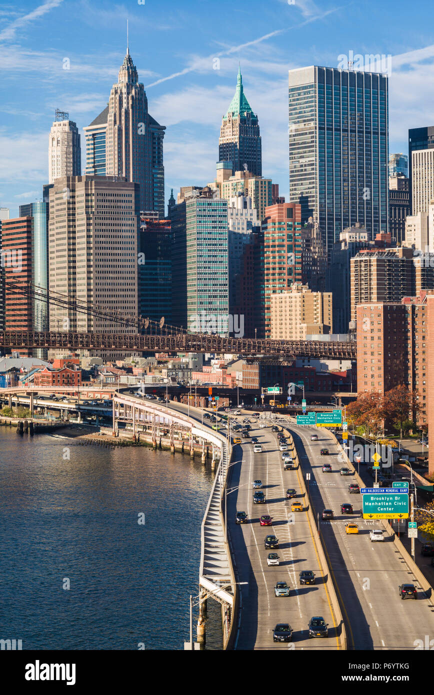 Stati Uniti d'America, New York New York City, la parte inferiore di Manhattan, FDR Drive e il Ponte di Brooklyn, mattina Foto Stock