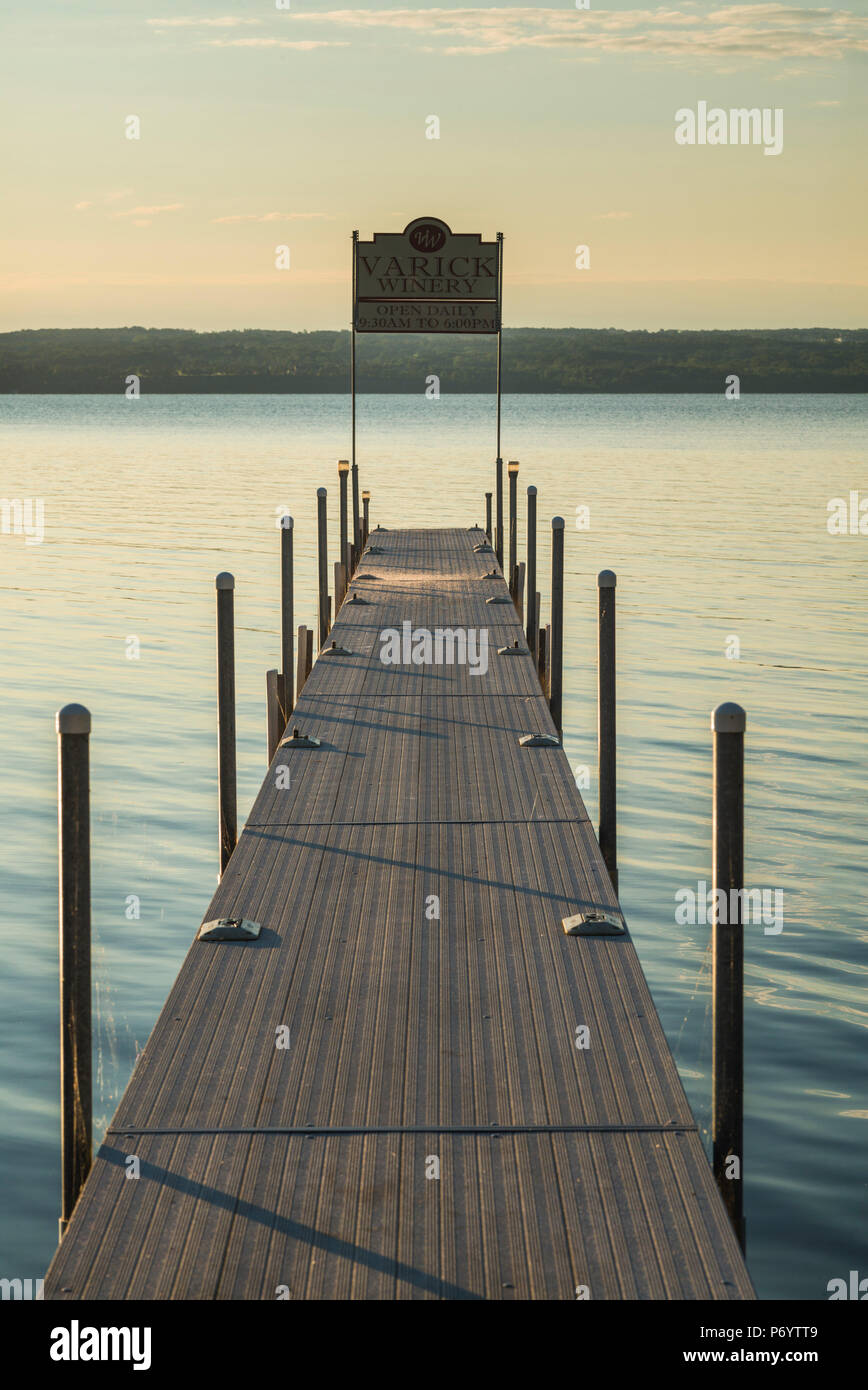 Stati Uniti d'America, New York, Regione dei Laghi Finger, Romolo, pier sul lago Cayuga Foto Stock
