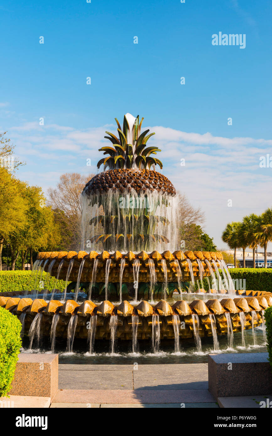 Stati Uniti d'America, Charleston storico distretto. Fontana di ananas in waterfront park. Foto Stock