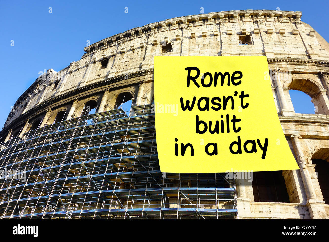 Idiom Roma non è stata costruita in un giorno su grandi postit apposta  Colosseo Roma Foto stock - Alamy