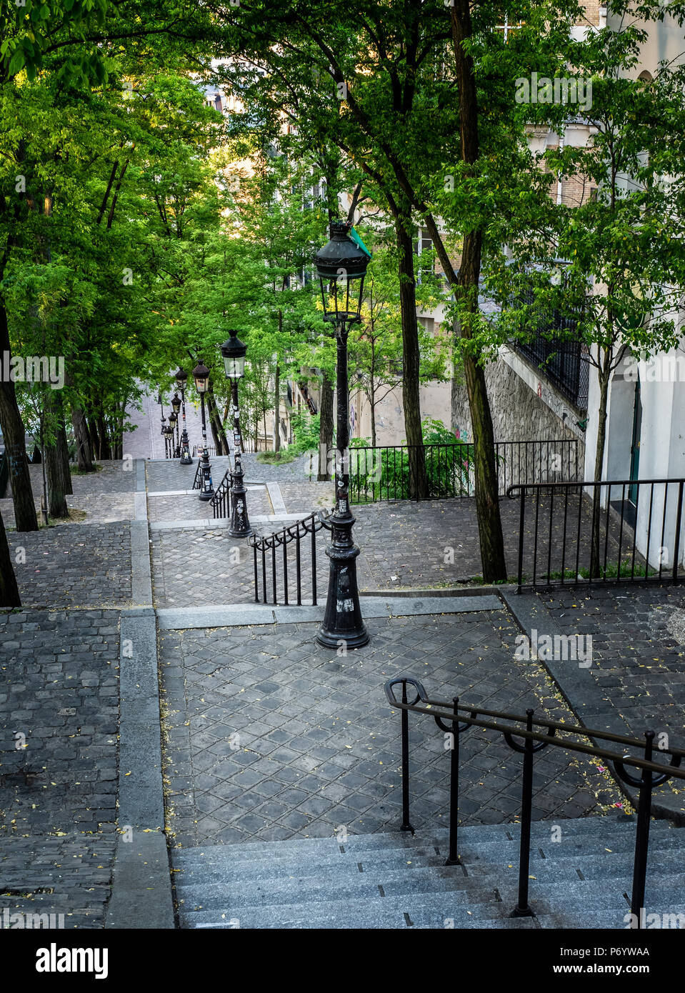 La Rue Foyatier scalinata a Montmartre vicino alla Basilica del Sacro Cuore a Parigi, Francia Foto Stock