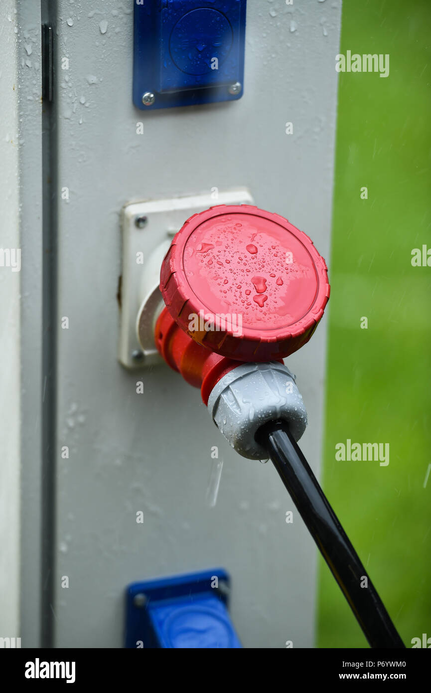 Le gocce di pioggia sono visti su industrial spina elettrica durante la heavy rain Foto Stock