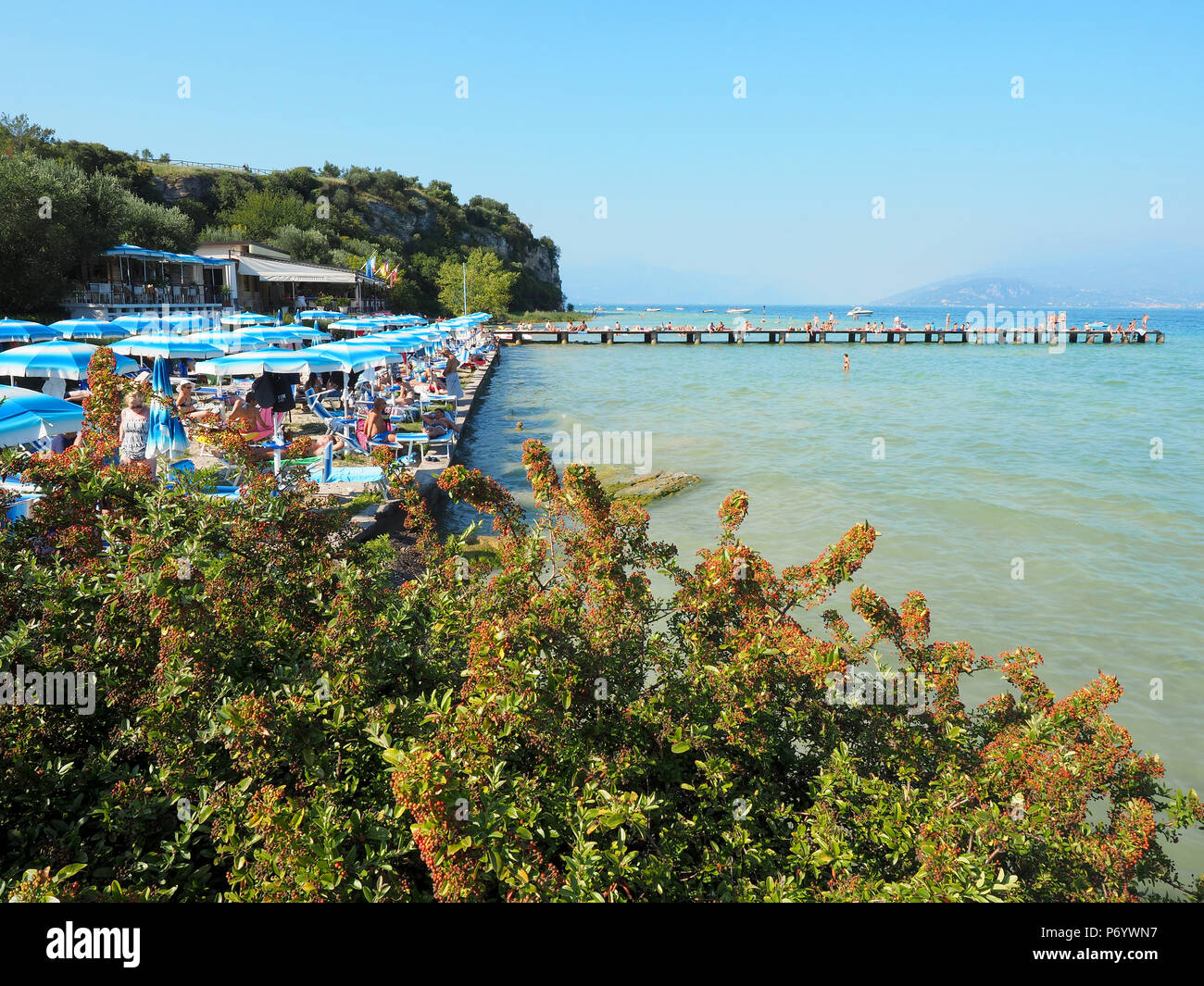 Sirmione, Italia - Agosto 2016: persone divertendosi e bagno a lago di Garda Foto Stock