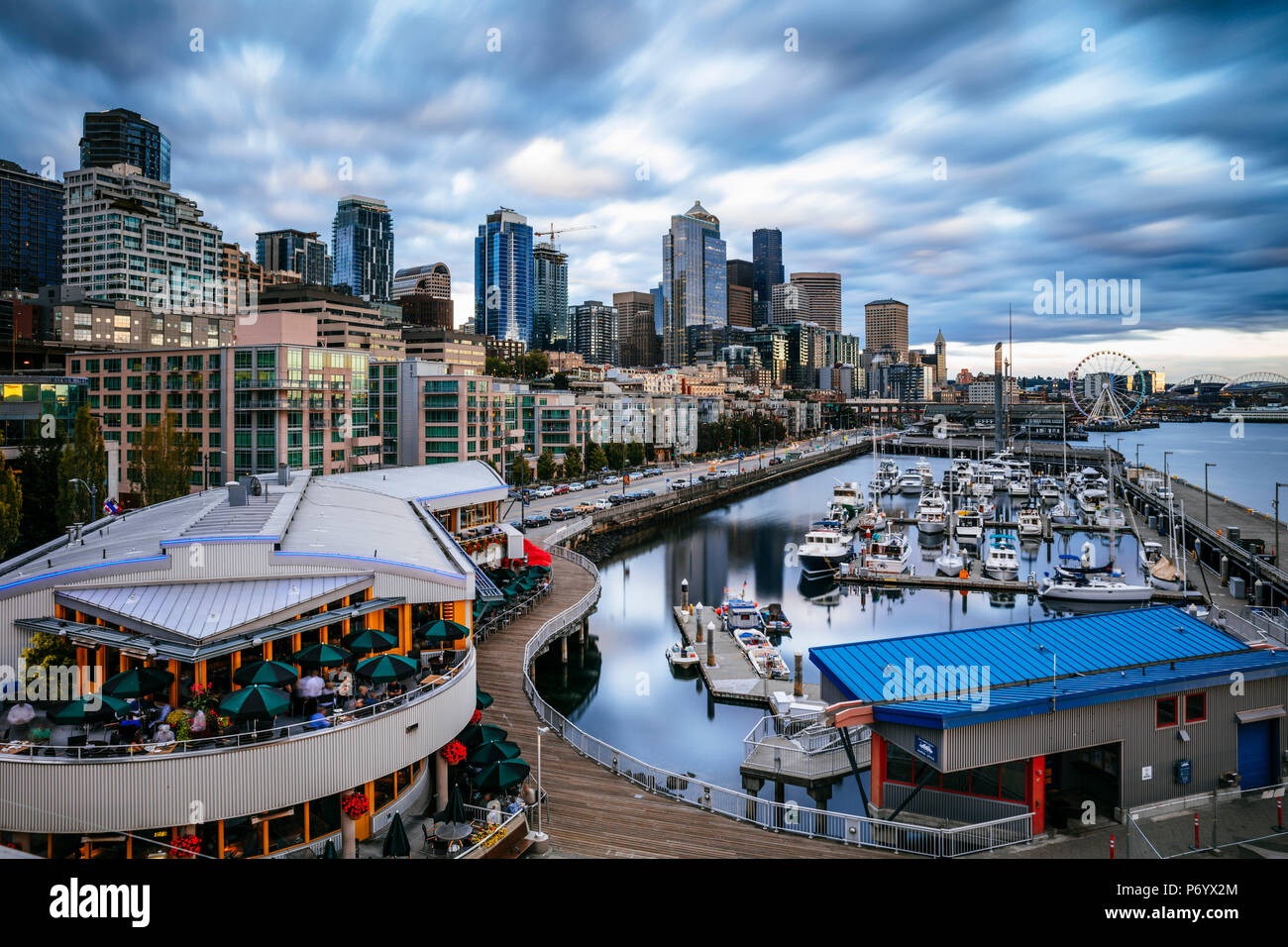 Lungomare e il centro cittadino di quartiere al tramonto, Pier 66, Seattle, Washington, Stati Uniti d'America Foto Stock