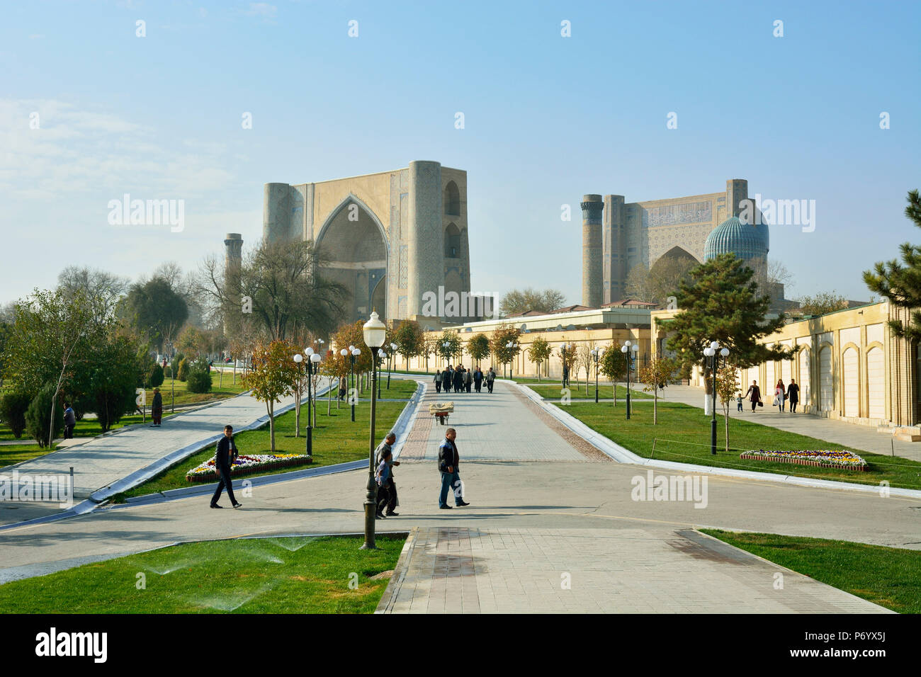 Bibi Khanum moschea. Esso è stato costruito (1399) come Samarcanda e il principale luogo di culto e dedicato a Timur preferiti della moglie Sarai Mulk Khanum, mongola princess. Un sito Patrimonio Mondiale dell'Unesco, Samarcanda. Uzbekistan Foto Stock