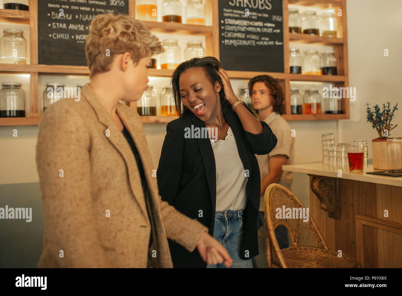 Due amiche ridere ballare insieme in un bar Foto Stock