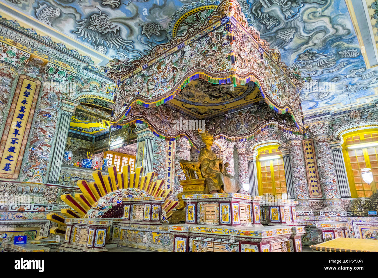 Interno della tomba di Khai Dinh (Lang Khai Dinh), Huong Thuy District, Thua Thien-Hue Provincia, Vietnam Foto Stock