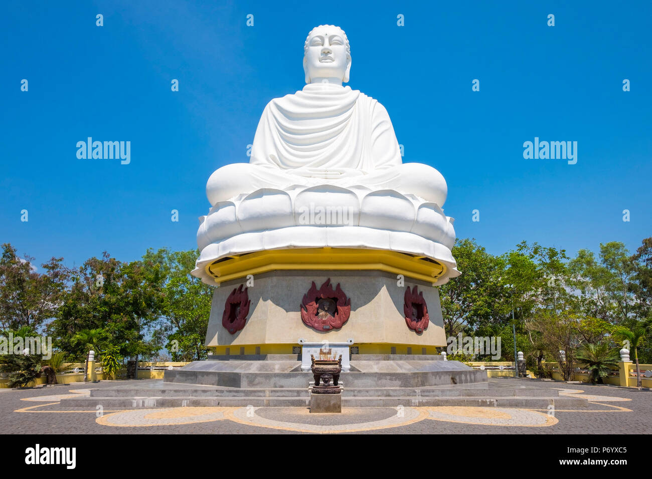 Buddha gigante a Pagoda Long Son (Chua lungo il Figlio) tempio buddista, Nha Trang, Khanh Hoa Provincia, Vietnam Foto Stock