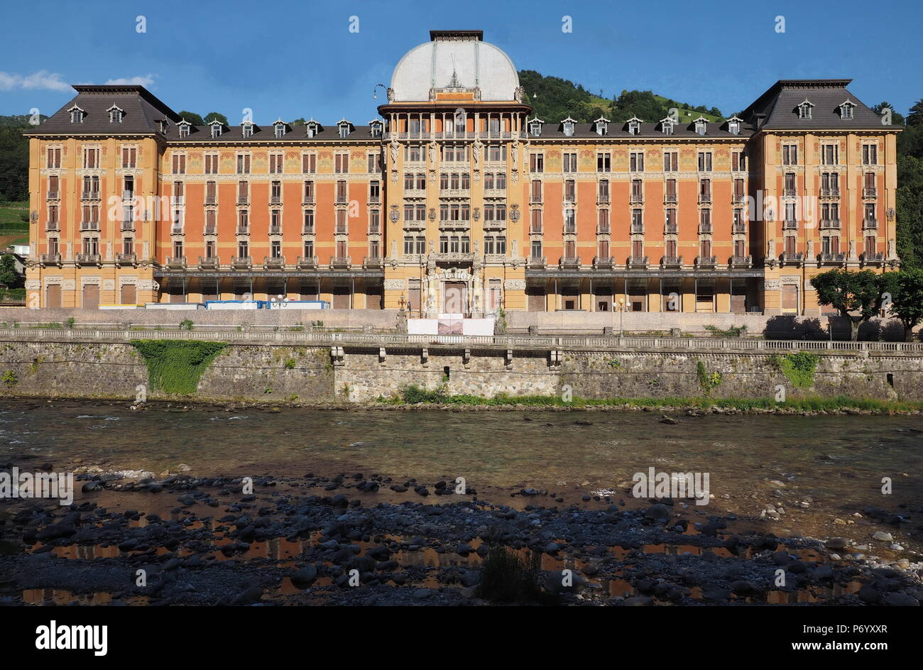 San Pellegrino Terme, Bergamo, Italia - 30 Giugno 2018: Grand Hotel in stile liberty in fase di ristrutturazione, dettagli facciata, windows Foto Stock