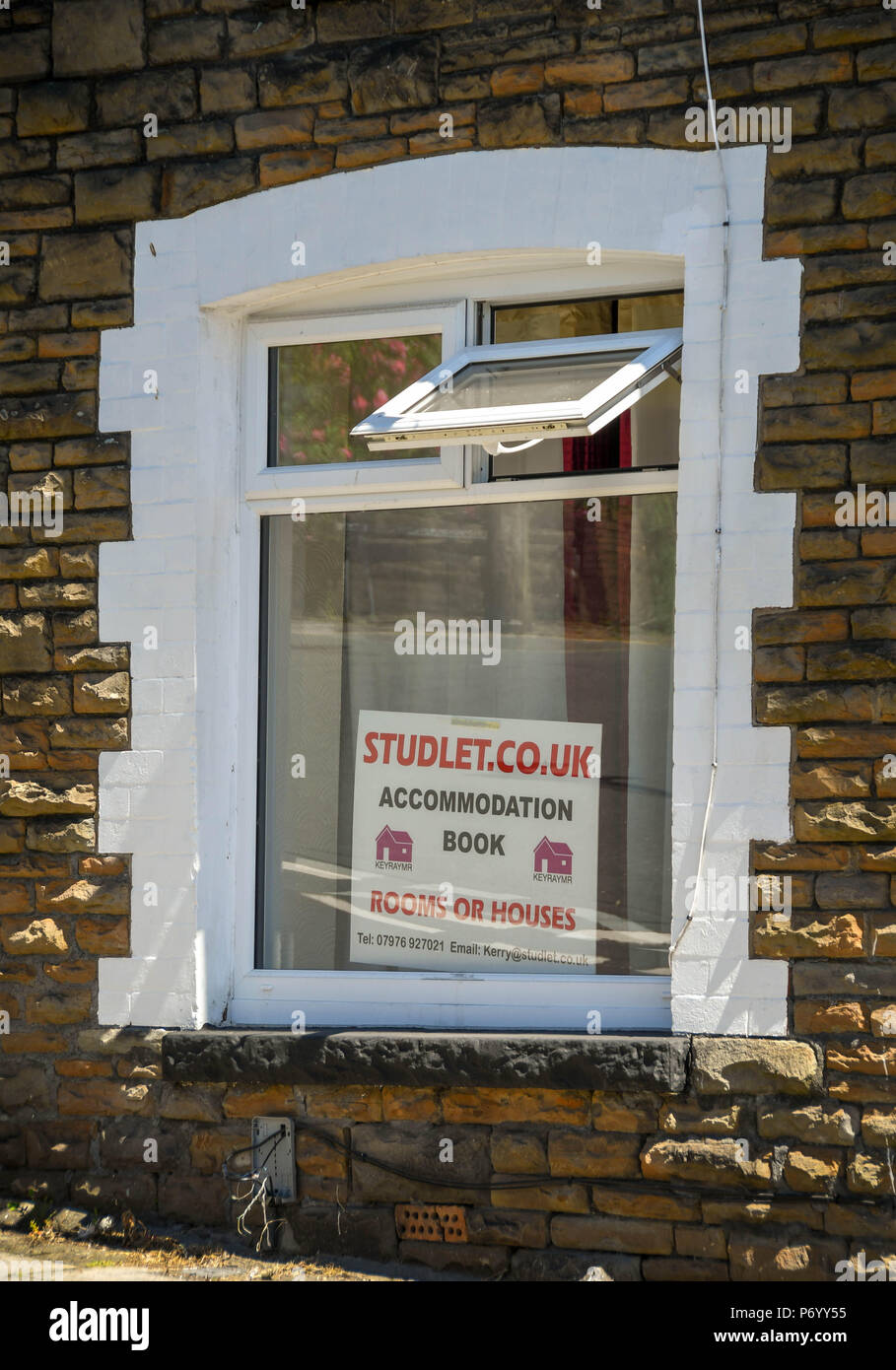 Segno nella finestra di una casa a schiera in Treforest, pontypridd, Galles, pubblicità camere in affitto per studenti Foto Stock