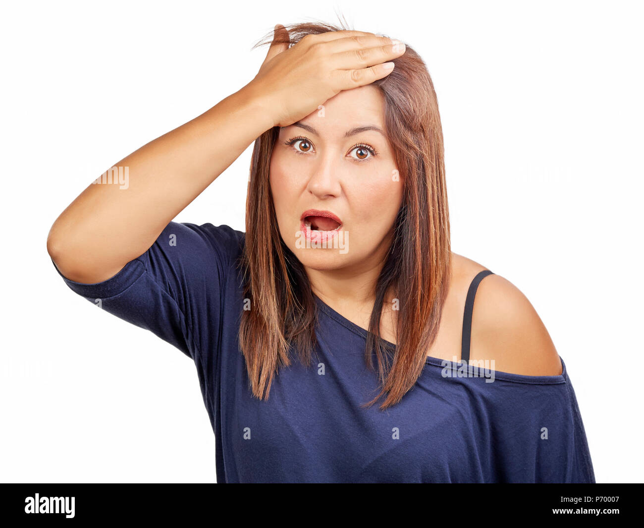 Preoccupato donna gesticolando dimenticato qualcosa con la mano sulla fronte isolato Foto Stock