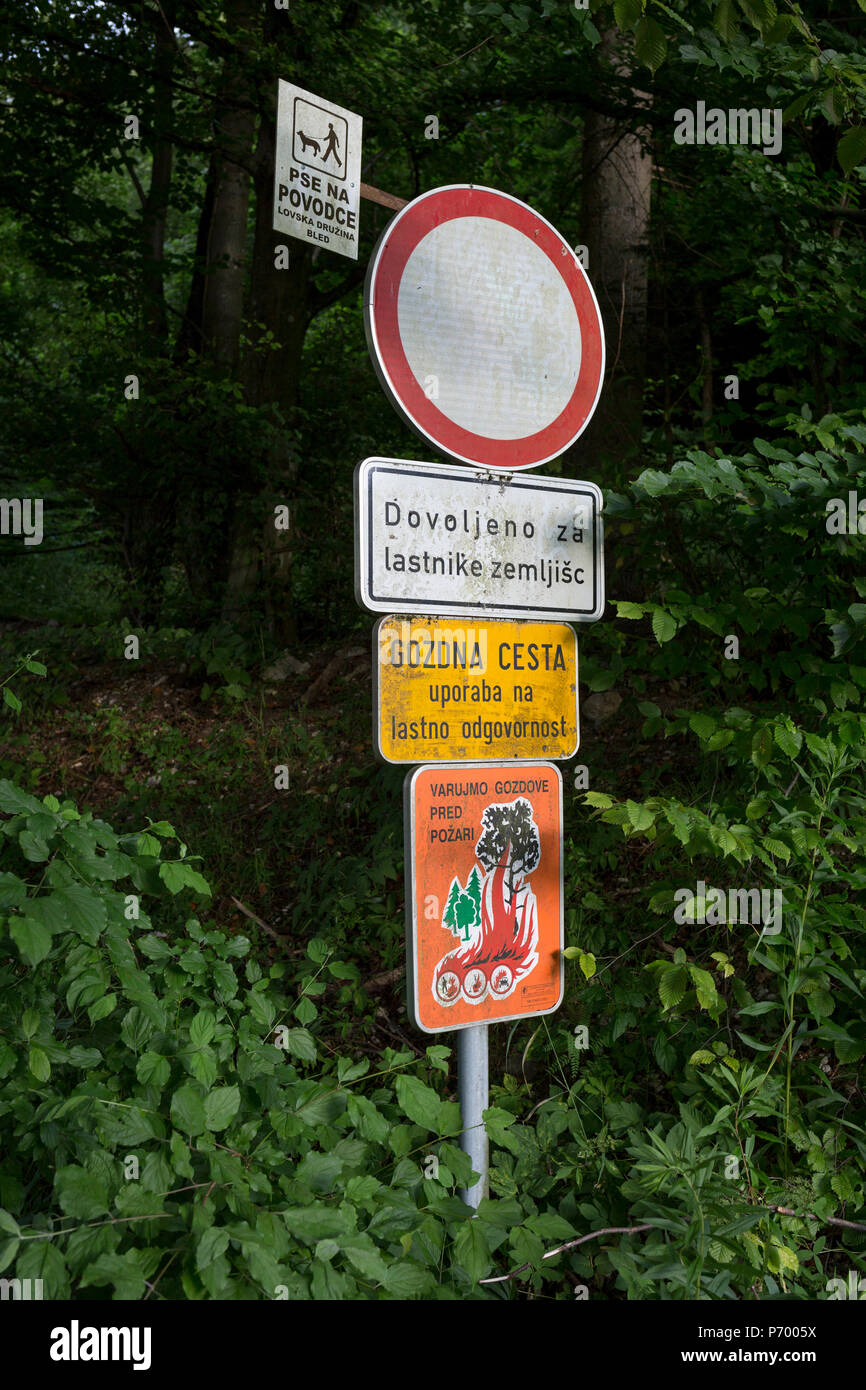 Uno sloveno cartello indicante che solo proprietari forestali possono entrare, il 18 giugno 2018, in Bohinjska Bela, Bled, Slovenia. Foto Stock