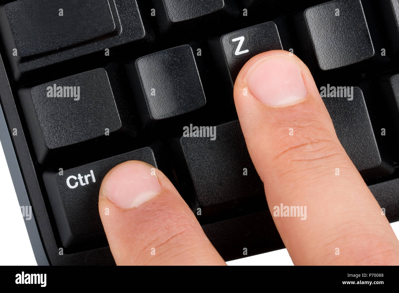 Closeup colpo di due dita maschio premendo Ctrl + z collegamento sul nero wireless desktop tastiera del computer Foto Stock