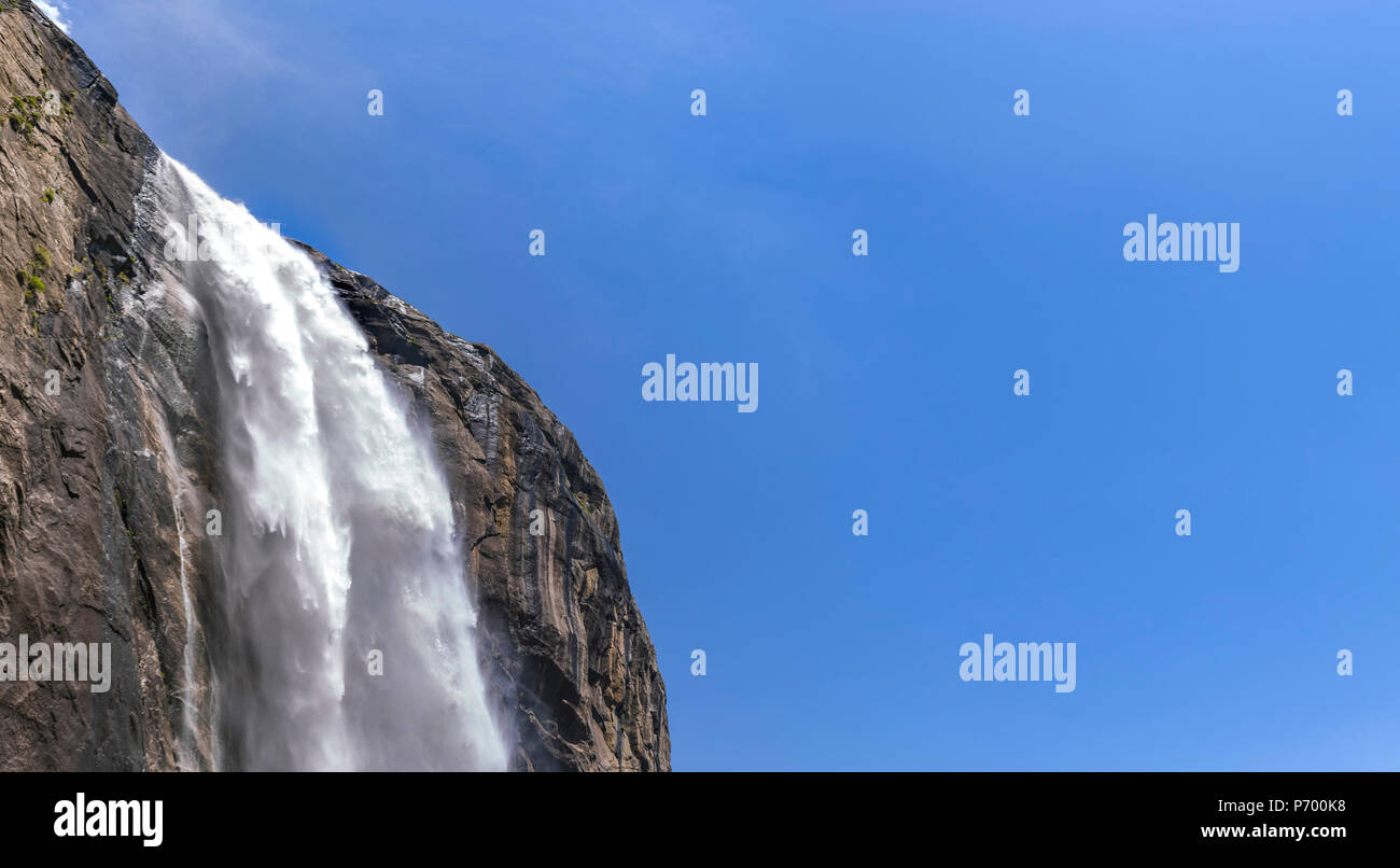 Abbassare Yosemite Falls vista superiore e il cielo Foto Stock