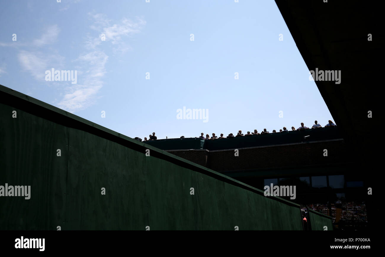 Spettatori il secondo giorno dei Campionati di Wimbledon presso l'All England Lawn Tennis and Croquet Club di Wimbledon. PREMERE ASSOCIAZIONE foto. Data immagine: Martedì 3 luglio 2018. Vedi PA storia TENNIS Wimbledon. Il credito fotografico dovrebbe essere: Steven Paston/PA Wire. Foto Stock