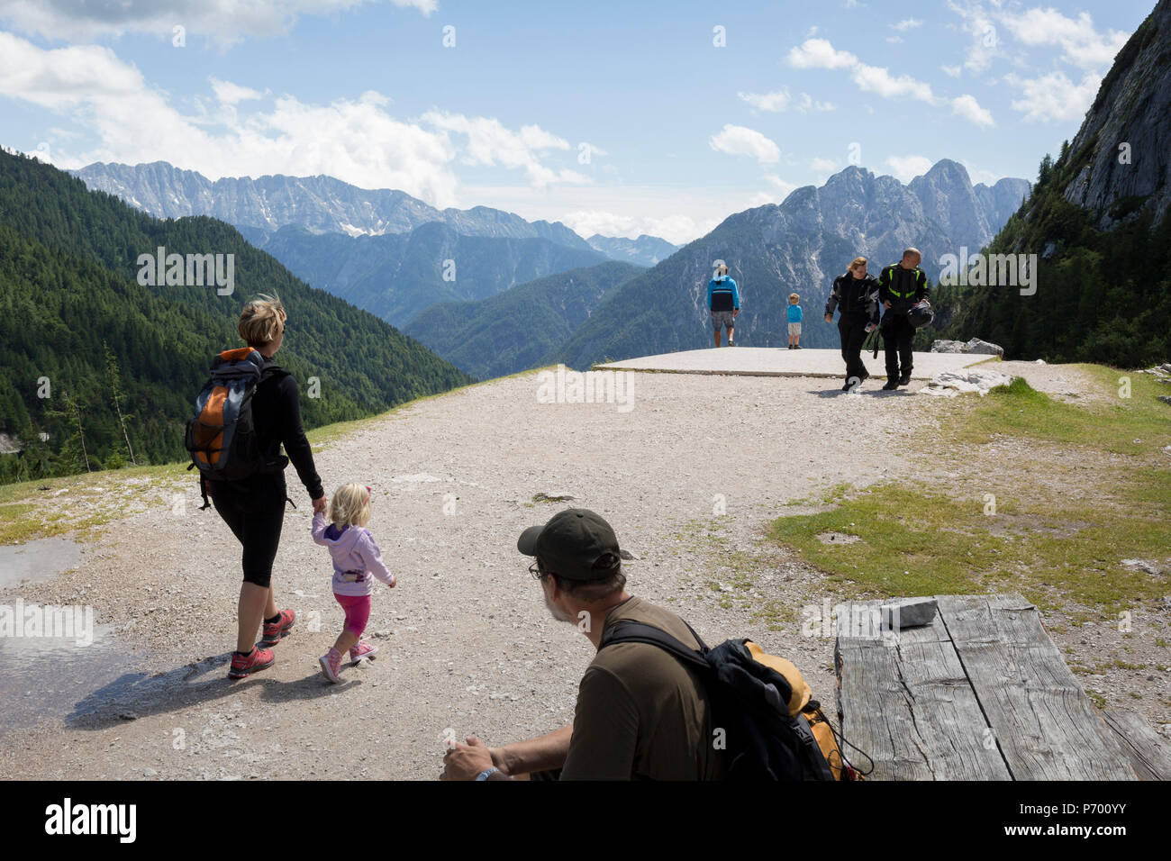 Ai visitatori di ammirare viste sulla montagna alla sommità del Vrsic Pass in sloveno delle Alpi Giulie, il 22 giugno 2018, nel Parco Nazionale del Triglav, Slovenia. Foto Stock