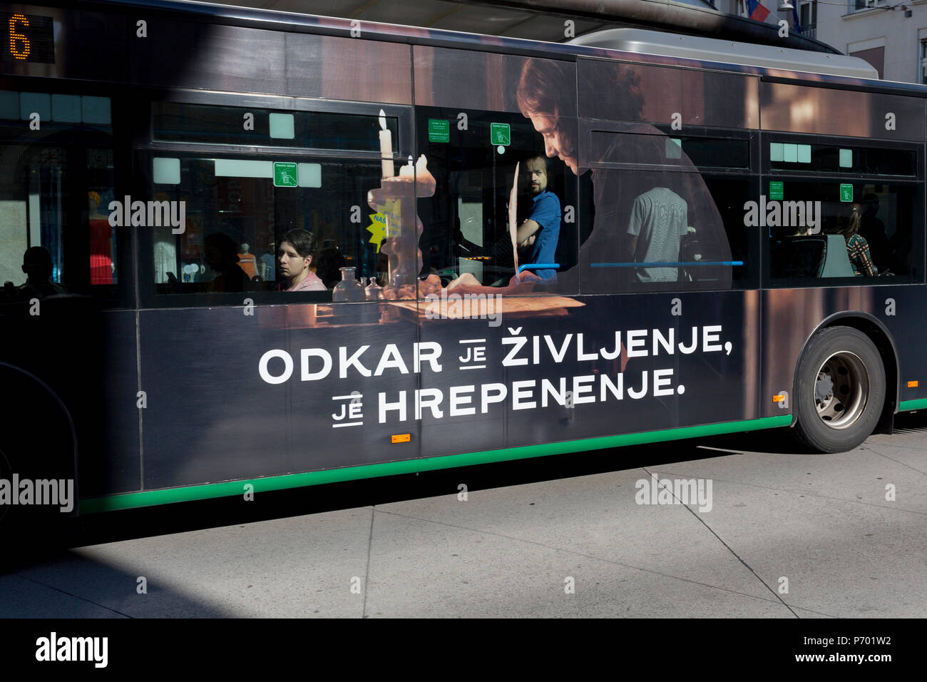 Autobus pubblicità su un autobus cittadino su Slovenska cesta (street) nella capitale slovena di Lubiana, il 25 giugno 2018, a Ljubljana, Slovenia. Lubiana gli autobus urbani sono azionati dal Ljubljanski potniški promet (LPP)'impresa di pubblica utilità. Foto Stock