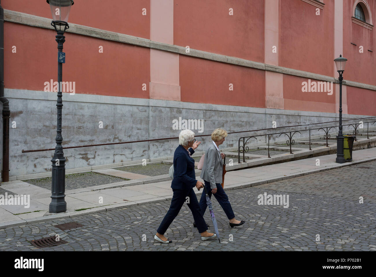 Due signore a piedi fino Miklosiceva Cesta (street) nella capitale slovena di Lubiana, il 28 giugno 2018, a Ljubljana, Slovenia. Foto Stock