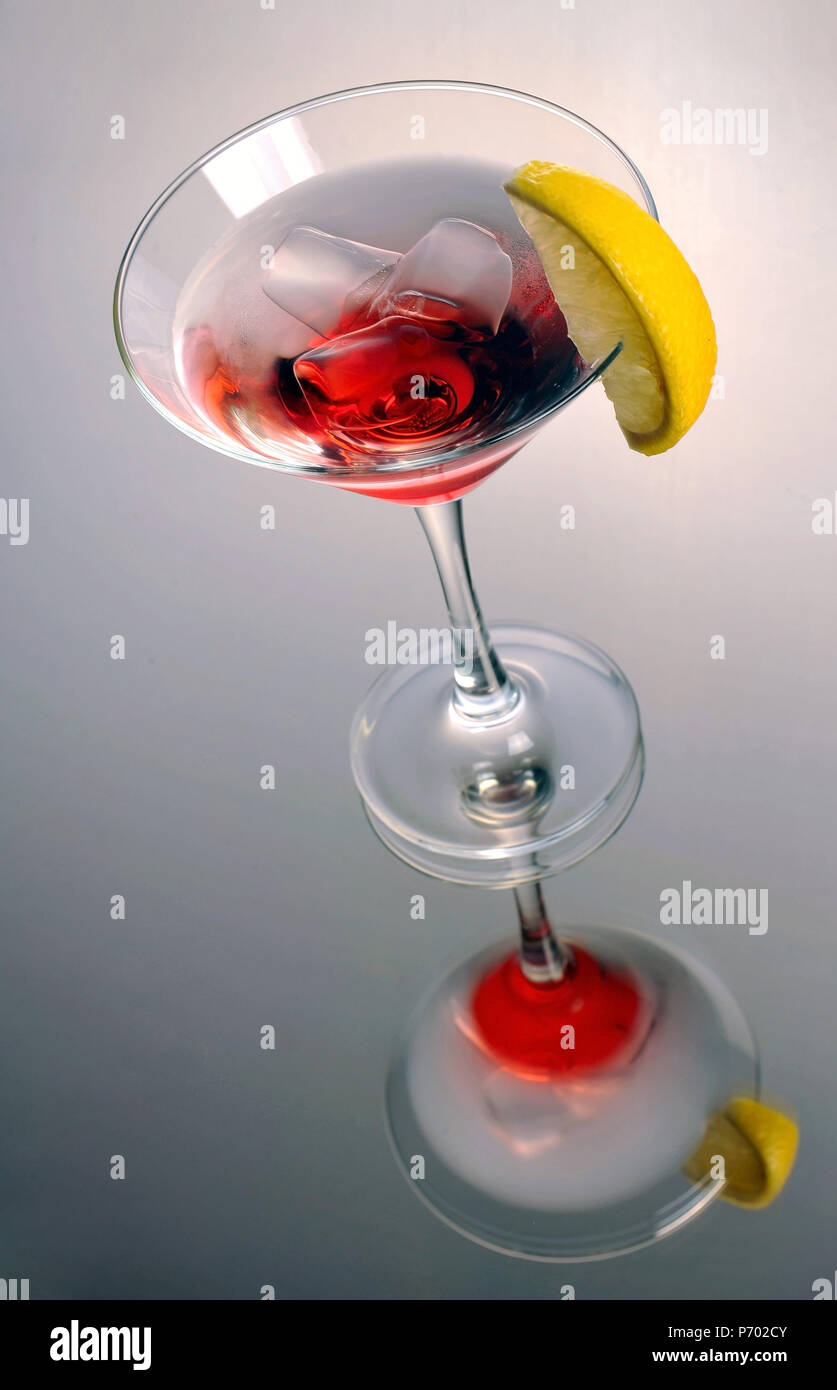 Red martini cocktail con ghiaccio e la riflessione Foto Stock