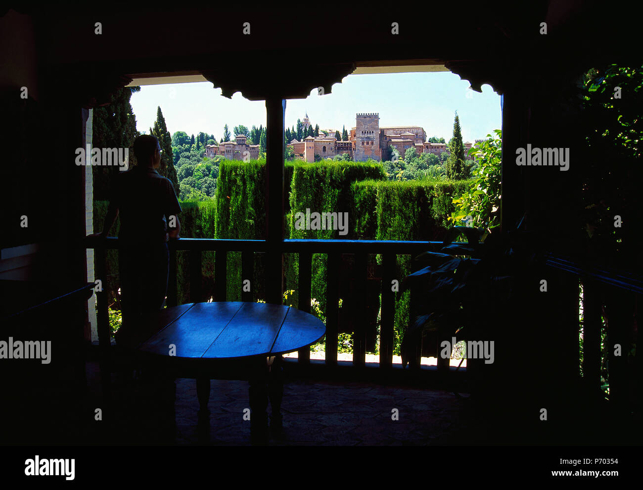 Balcone e vista sull'Alhambra. Granada, Spagna. Foto Stock