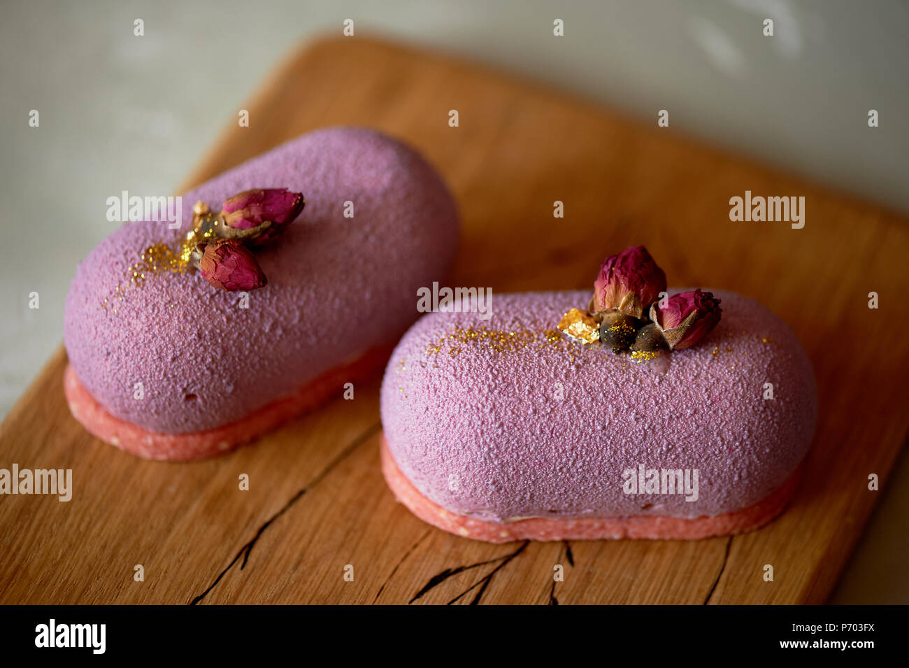 Bella la mousse di frutta torta lilla su una tavola di legno con pattern Foto Stock